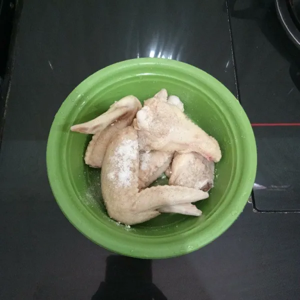 Masukkan ayam ke dalam mangkuk. Tambahkan merica bubuk dan garam. Aduk rata.