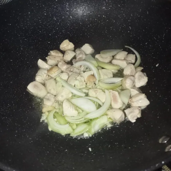Lalu masukkan bawang bombay dan bawang putih, tumis sampai harum.