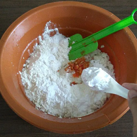 Tambahkan tepung terigu, tepung tapioka, kaldu jamur, garam, lada bubuk dan ketumbar bubuk.