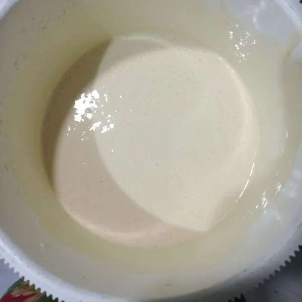 Mixer gula, telur, tepung terigu, susu bubuk dan sp hingga putih kental berjejak.