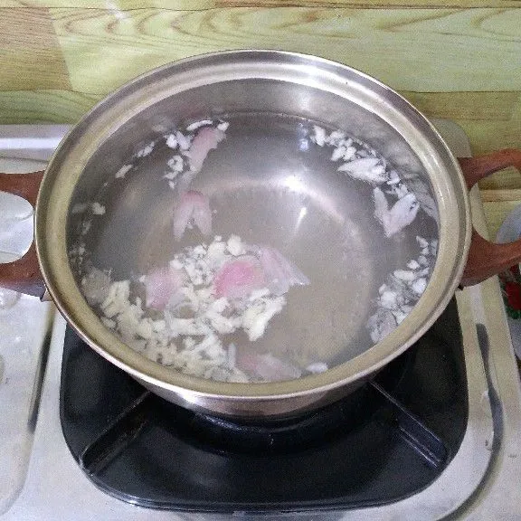 Rebus air hingga mendidih lalu masukkan bawang merah dan bawang putih hingga aromanya harum .