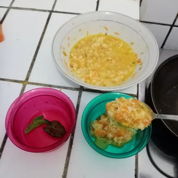 Dalam wadah tahan panas, masukkan daun jeruk. Lalu tuang adonan tadi ke dalam wadah.