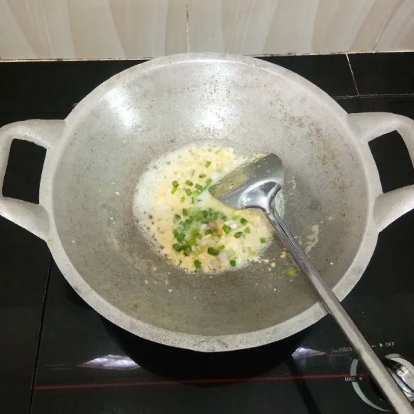 Lalu masukkan telur asin, air dan daun bawang, tumis hingga harum dan mengental.