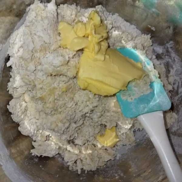 Masukkan margarin, uleni kembali dengan mixer hingga kalis elastis.