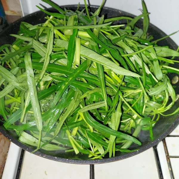 Masukkan kangkung.