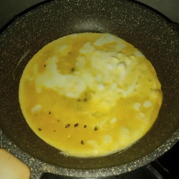 Panaskan sedikir minyak di wajan anti lengket. Kocok lepas telur, bubuhi sedikit garam. Tuang ke wajan, buat dadar lebar dengan memutar wajannya. Sisihkan.