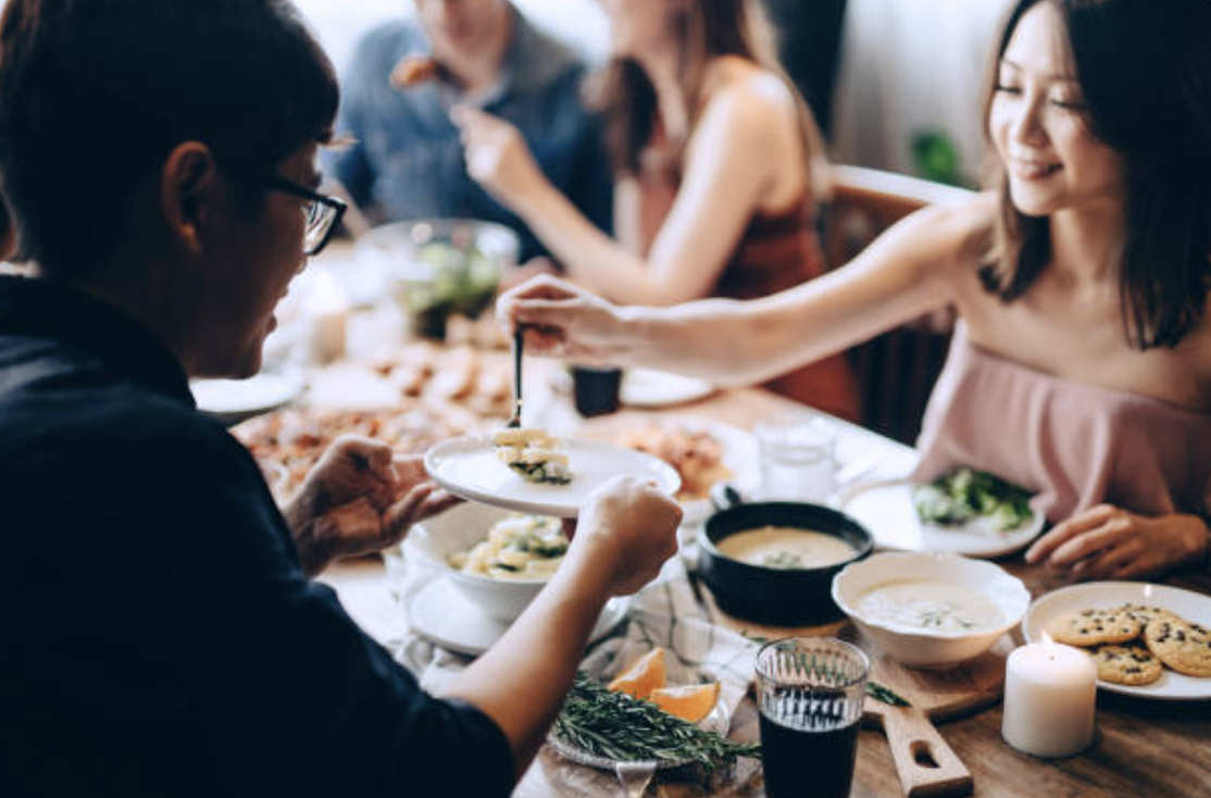 4. Makan dengan porsi cukup