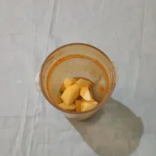 Masukkan potongan sayur, air jeruk dan apel ke dalam blender.