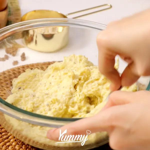 Masukkan pisang ke dalam wadah, hancur-hancurkan menggunakan garpu. Tambahkan 2 telur dan aduk hingga merata.