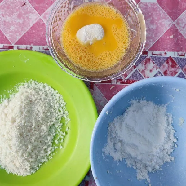 Balur adonan dengan tepung terigu, kemudian celupkan ke dalam telur kocok. Lapisi dengan tepung pangko. Lakukan hingga habis.
