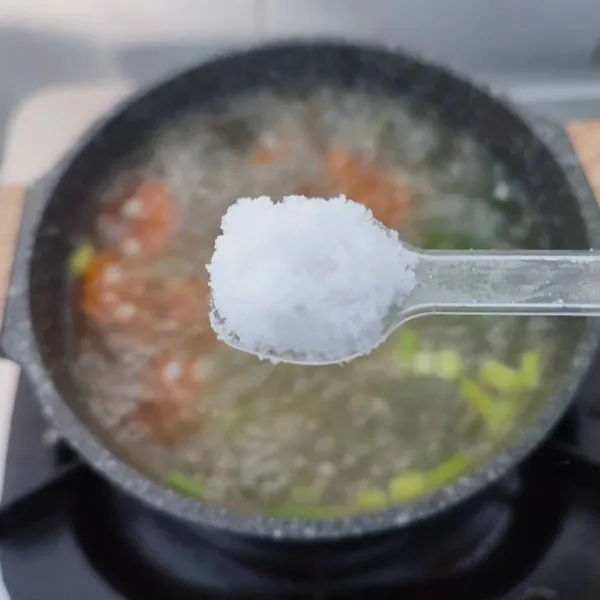 Bumbui dengan garam dan gula, koreksi rasa. Masak sampai bumbu meresap. Sajikan selagi hangat.