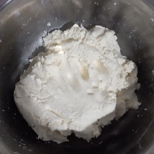 Siapkan singkong yang sudah diparut masukan ke dalam baskom.