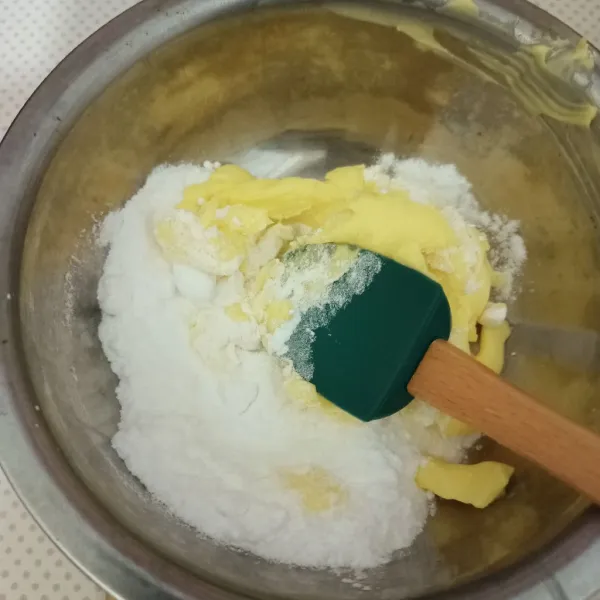 Campurkan mentega dengan gula halus.