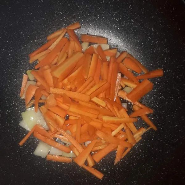 Masukkan wortel, aduk-aduk sampai wortel layu.