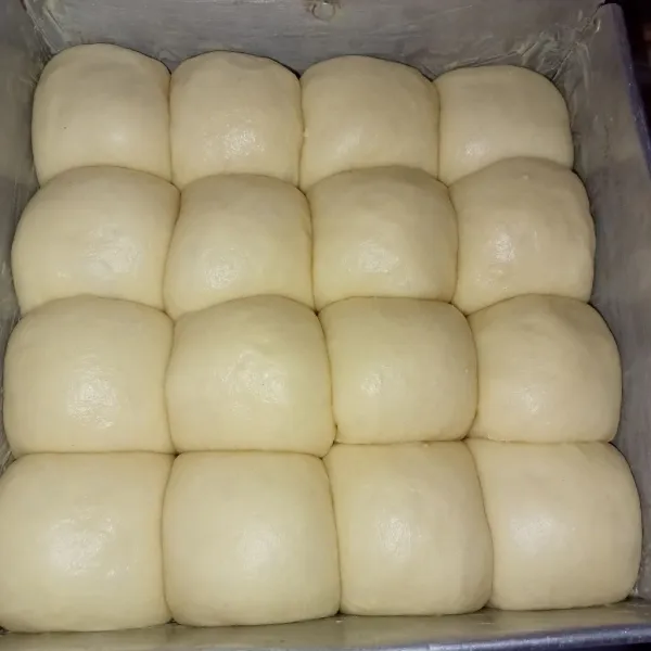 Letakkan roti di dalam loyang yang sudah diolesi dengan margarin. Moving selama 45 menit.