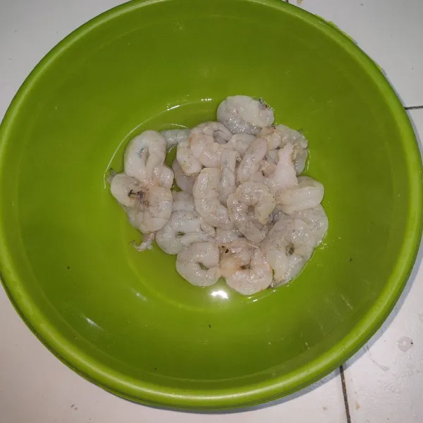 Buang kulit dan kepala udang, cuci bersih dan tiriskan.