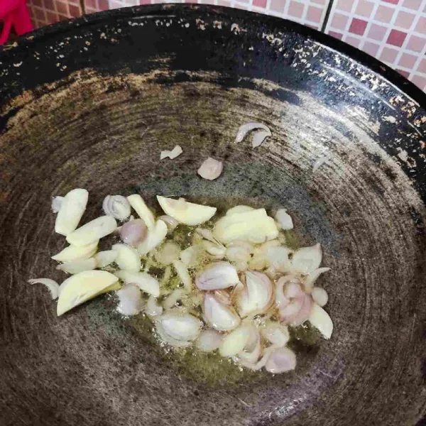 Panaskan minyak, tumis bawang merah dan bawang putih hingga layu.