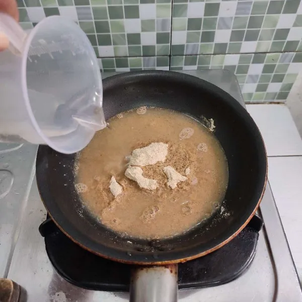 Ambil 3 sdm bahan yang di blender, tambahkan dengan air.