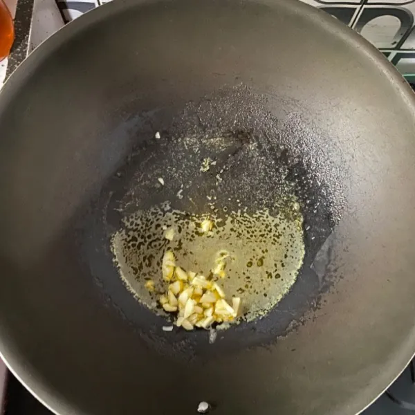 Tumis bawang putih dengan margarin