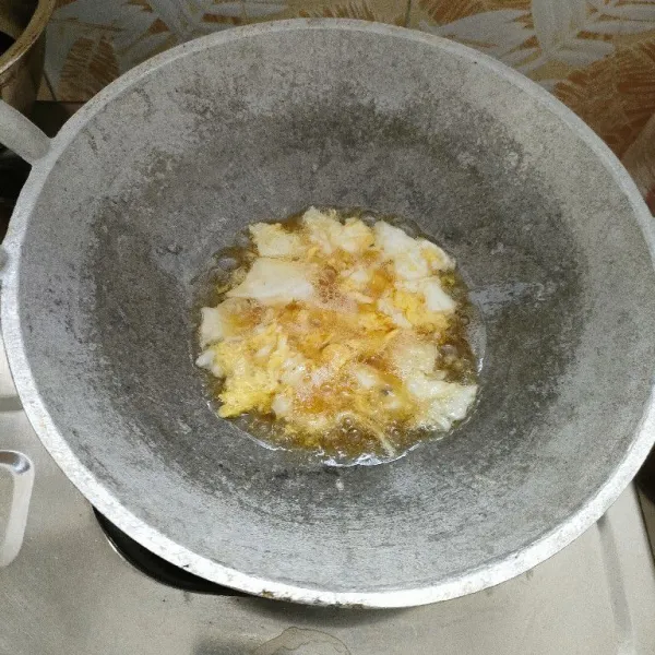 Goreng telur, lalu buat orak arik.