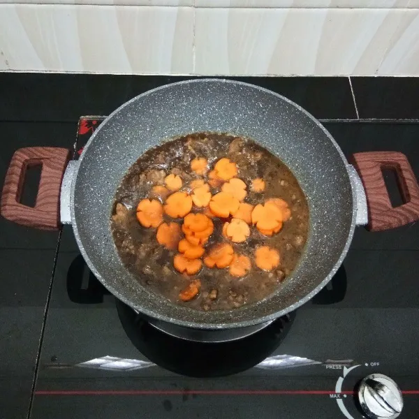 Lalu masukkan wortel, aduk rata, masak hingga wortel agak empuk.