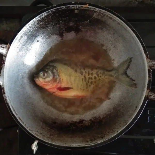 Goreng Ikan dorang dengan minyak goreng hingga matang.