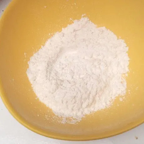 Siapkan tepung terigu, tepung beras di mangkok.