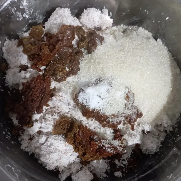 Tambahkan gula pasir, gula merah, kelapa parut dan sejumput garam.