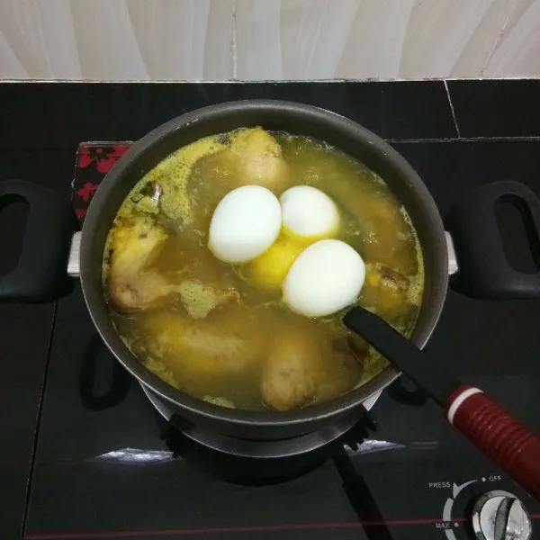 Kemudian masukkan telur rebus. Masak hingga ayam matang dan bumbu meresap. Lalu matikan kompor.
