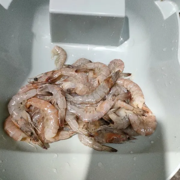 Siapkan udang yang sudah dicuci bersih. Tiriskan.