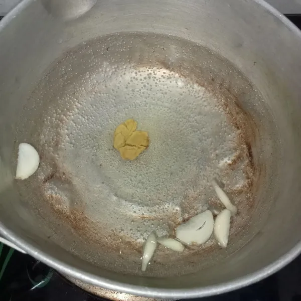 Rebus air untuk kuah hingga mendidih lalu masukkan irisan bawang putih dan kunci.