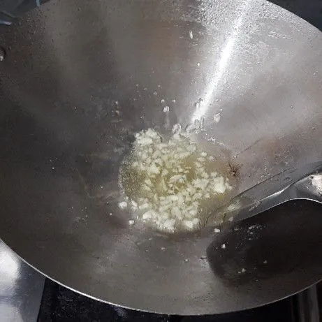 Tumis bawang putih sampai menguning,sisihkan di tepi wajan.