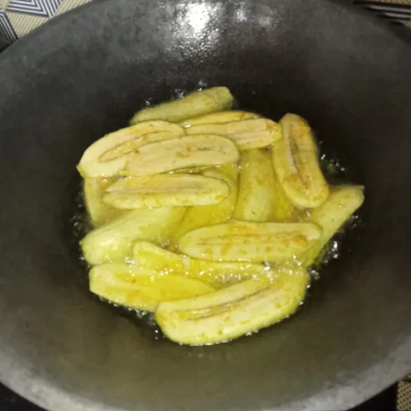 Goreng pisang sampai matang, angkat dan tiriskan. Pisang siap disajikan.