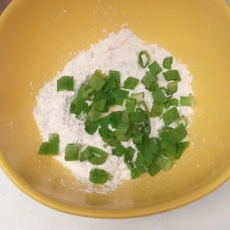 Tambahkan garam, bawang putih bubuk, daun bawang, kaldu bubuk.