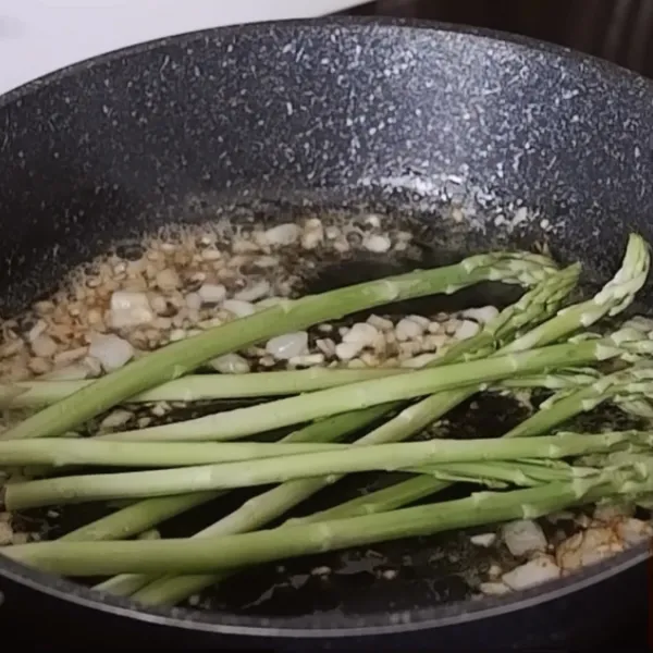 Tambahkan Asparagus yang sudah dicuci dan dipotong pagian bawahnya. Lalu masak & campur rata dengan bawang putih & bawang merah
