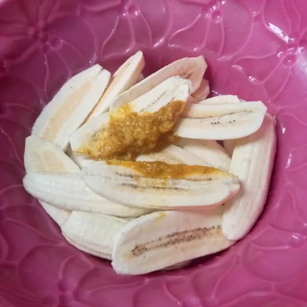 Campur pisang dan bumbu yang sudah diulek.