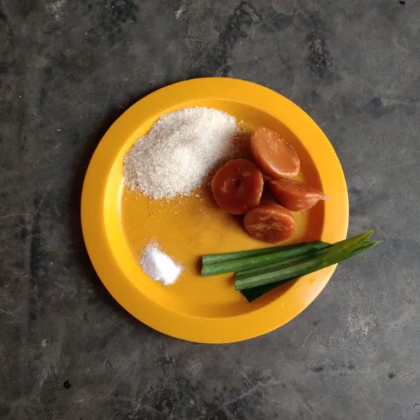 Siapkan gula pasir, gula merah, garam dan daun pandan.