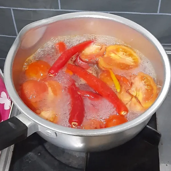 Rebus cabe dan tomat hingga matang.