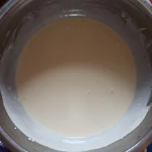 Kemudian panaskan teflon. Campurkan bahan tambahan di wadah terpisah, lalu masukkan ke bahan utama, aduk rata.