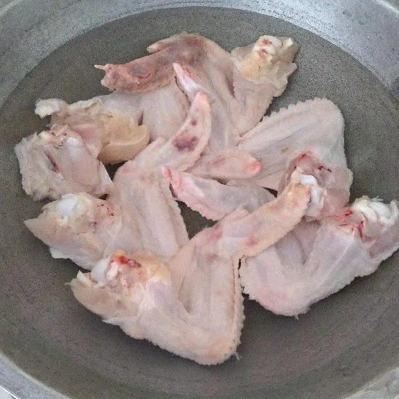 Rebus daging ayam lalu tiriskan .
