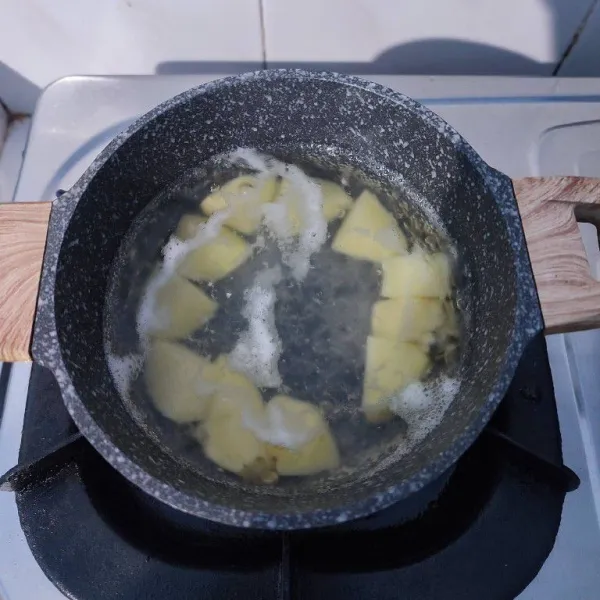 Kupas kentang kemudian rebus hingga empuk. Tiriskan sampai set (tidak mengandung air).