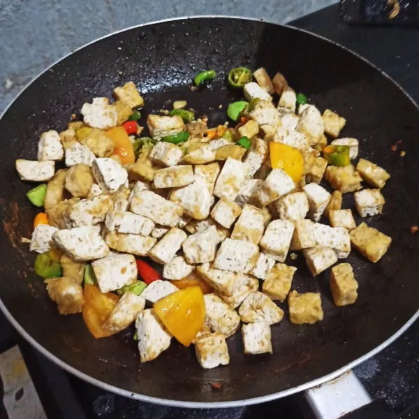 Masukkan tempe dan tahu yang sudah digoreng.