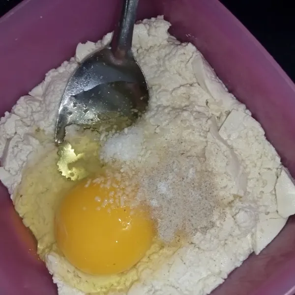 Masukkan telur, garam, lada dan kaldu jamur.
