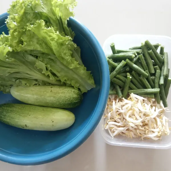Siapkan sayuran lalu masak hingga matang kecuali selada dan timun.