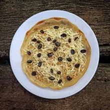 Angkat, lalu beri olesi margarin, beri bahan toping lainnya. Sajikan.