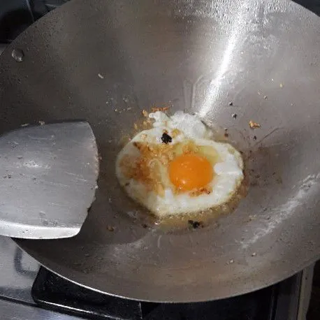Kemudian bikin telur ceplok tabur dengan tumisan bawang putih tadi.