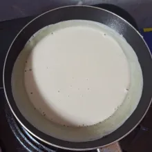 Jika teflon sudah panas, tuang adonan ke teflon. Goyangkan pan untuk membentuk lapisan tepi terang bulan.