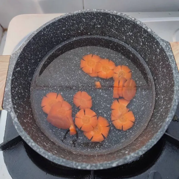 Rebus wortel dengan 200 ml air hingga empuk.