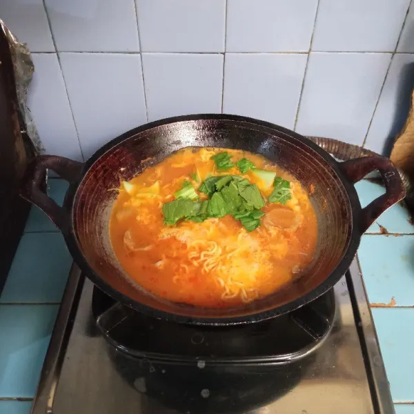 Masukkan telur dan sayur.