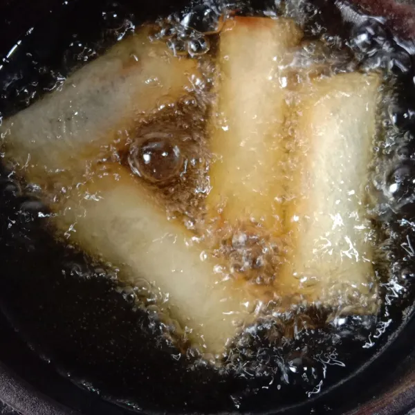 Goreng dalam minyak panas dengan api sedang cenderung kecil sampai kulit berwarna kuning kecokelatan.